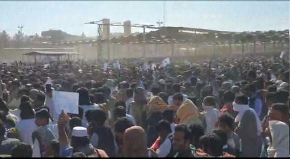 جزئیات مهم نماز جمعه زاهدان | واکنش مولوی عبدالحمید به برکناری فرمانده انتظامی زاهدان و رئیس کلانتری ۱۶ جزئیات مهم نماز جمعه زاهدان | واکنش مولوی عبدالحمید به برکناری فرمانده انتظامی زاهدان و رئیس کلانتری ۱۶
