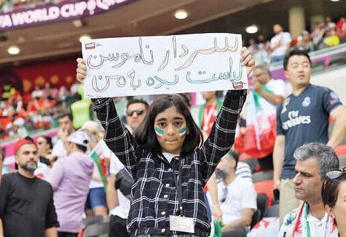 دستنوشته یک دختر به سردار آزمون در بازی ایران ولز + عکس دستنوشته یک دختر به سردار آزمون در بازی ایران ولز + عکس
