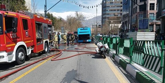 آتش سوزی شدید و خاکستر شدن یک اتوبوس بی آر تی در تهران (فیلم) آتش سوزی شدید و خاکستر شدن یک اتوبوس بی آر تی در تهران (فیلم)