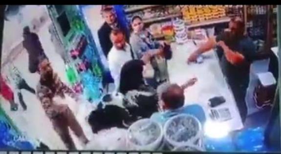 امر به معروف با زدن سطل ماست روی سر دو زن بی حجاب در مغازه + فیلم امر به معروف با زدن سطل ماست روی سر دو زن بی حجاب در مغازه + فیلم