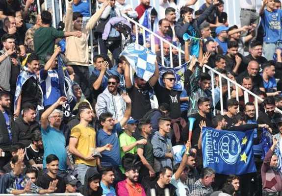 هواداران استقلال مقابل وزارت ورزش تجمع کردند