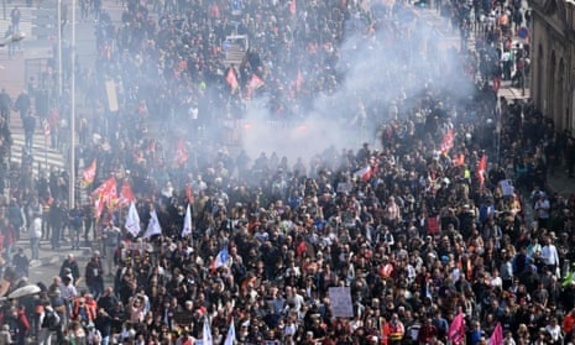 حضور دو میلیون کارگر و بازنشسته در خیابان در فرانسه حضور دو میلیون کارگر و بازنشسته در خیابان در فرانسه