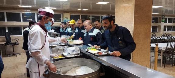افطار مدیرعامل ذوبآهن اصفهان با کارگران خط تولید افطار مدیرعامل ذوبآهن اصفهان با کارگران خط تولید