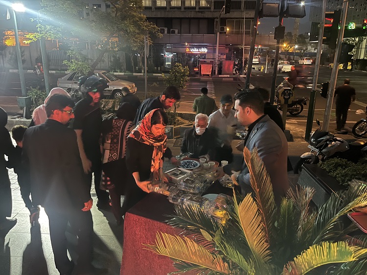 توزیع بستههای افطاری ساده در ایستگاه صلواتی بانک ملت توزیع بستههای افطاری ساده در ایستگاه صلواتی بانک ملت