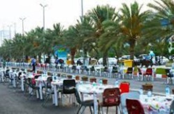 برگزاری سفره بزرگ افطاری در جزیره کیش برگزاری سفره بزرگ افطاری در جزیره کیش