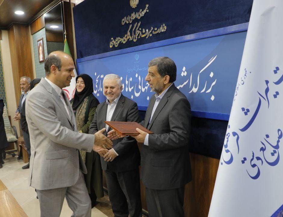 تجلیل از گلگهر برای انجام مسئولیت اجتماعی در حوزه میراث فرهنگی تجلیل از گلگهر برای انجام مسئولیت اجتماعی در حوزه میراث فرهنگی