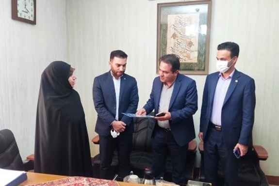 تقدیر نماینده مجلس شورای اسلامی از کارکنان شعبه عدل قزوین تقدیر نماینده مجلس شورای اسلامی از کارکنان شعبه عدل قزوین