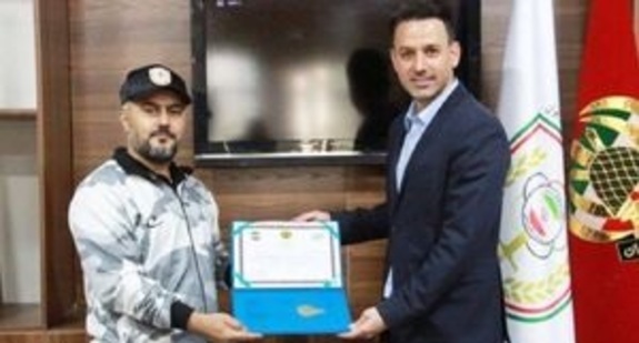 مجری تلویزیون سرمربی یک تیم فوتبال شد مجری تلویزیون سرمربی یک تیم فوتبال شد