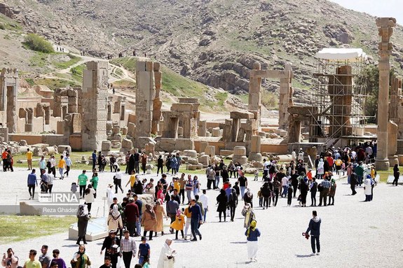 گردش نوروزی در تخت&zwnj;جمشید+عکس