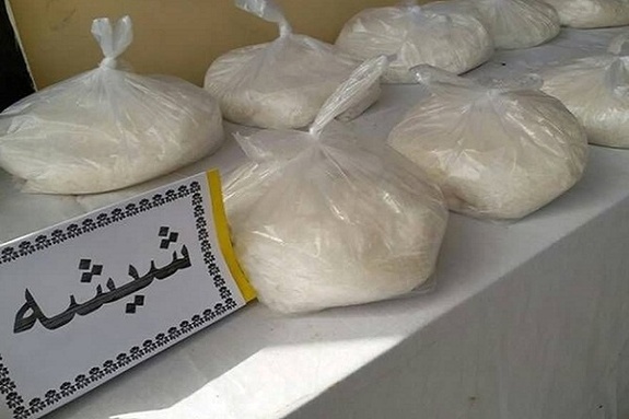 کشف بیش از ۱۰ کیلوگرم شیشه از سوداگر مرگ در غرب تهران کشف بیش از ۱۰ کیلوگرم شیشه از سوداگر مرگ در غرب تهران
