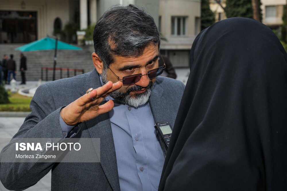 صمیمیت حاشیهساز وزیران و نمایندگان مجلس! صمیمیت حاشیهساز وزیران و نمایندگان مجلس!