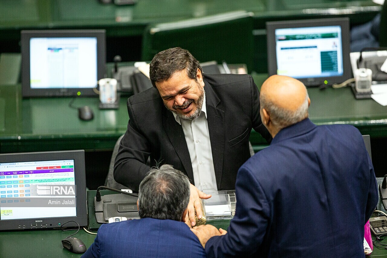 صمیمیت حاشیهساز وزیران و نمایندگان مجلس! صمیمیت حاشیهساز وزیران و نمایندگان مجلس!