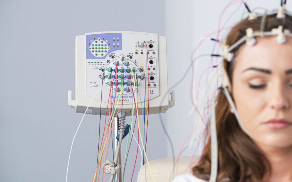 نقش دستگاه EEG در تشخیص اختلالات روانی نقش دستگاه EEG در تشخیص اختلالات روانی