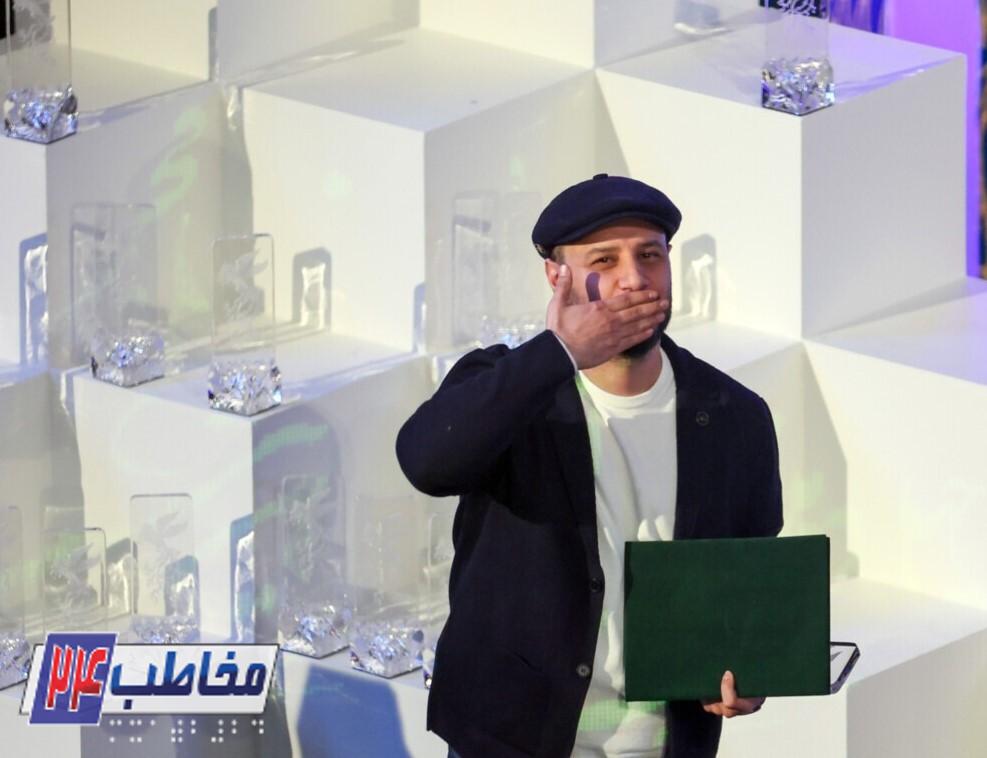 سیمرغ بلورین بهترین کارگردان بخش نگاه نو به جواد عزتی سیمرغ بلورین بهترین کارگردان بخش نگاه نو به جواد عزتی