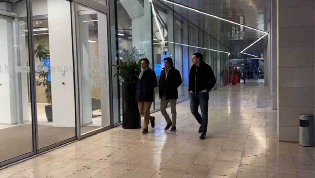 نمایندگان طارمی در مقابل دفتر اینتر نمایندگان طارمی در مقابل دفتر اینتر