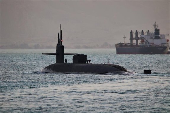اولین تصاویر از لحظه شناسایی زیردریایی آمریکا در تنگه هرمز + فیلم اولین تصاویر از لحظه شناسایی زیردریایی آمریکا در تنگه هرمز + فیلم