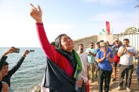 شناگر زن ایران در خلیجفارس رکورد گینس زد شناگر زن ایران در خلیجفارس رکورد گینس زد