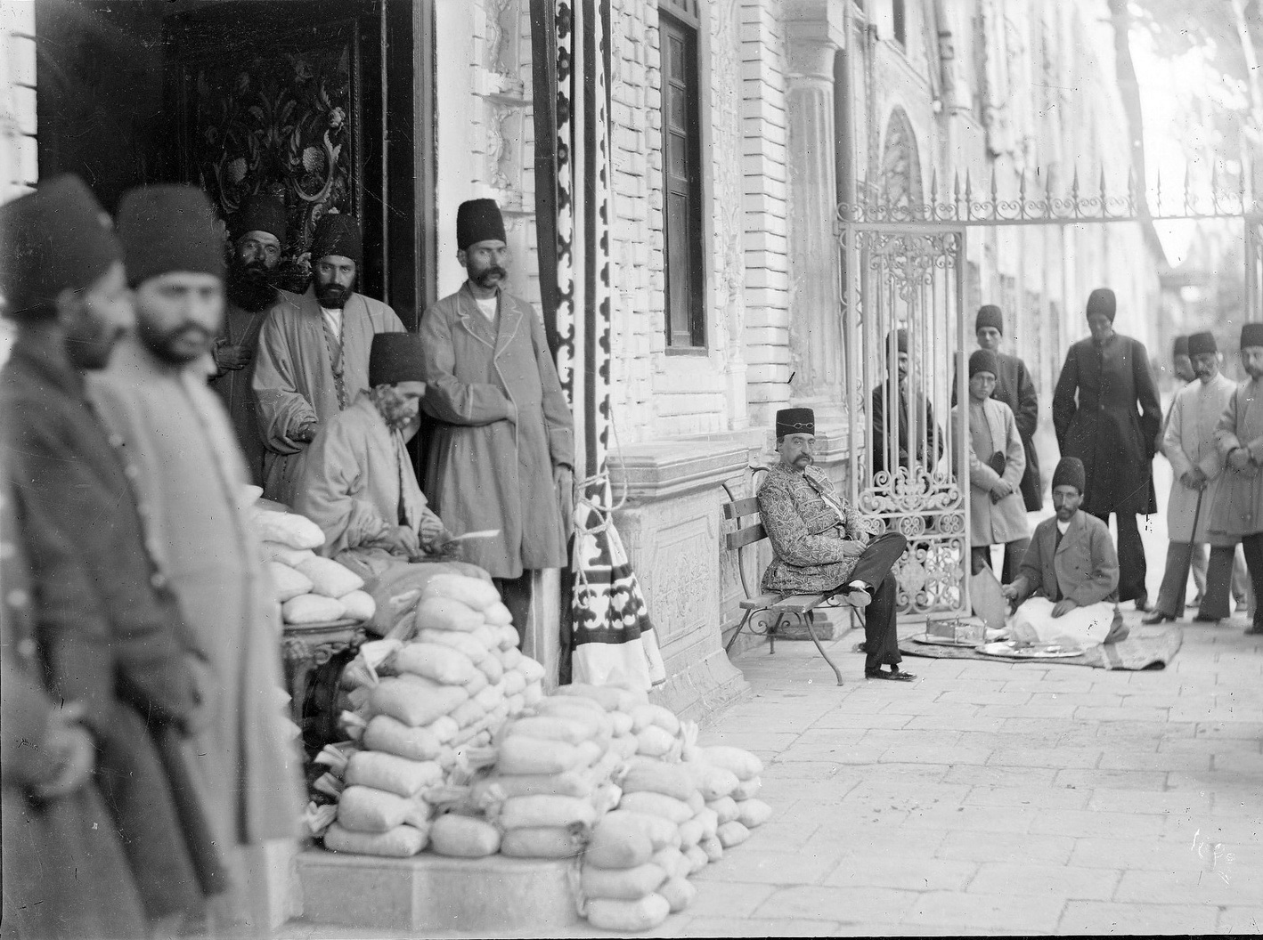 (تصاویر) ناصرالدین&zwnj;شاه، کنار جواهرات ملی و کیسه&zwnj;های پول