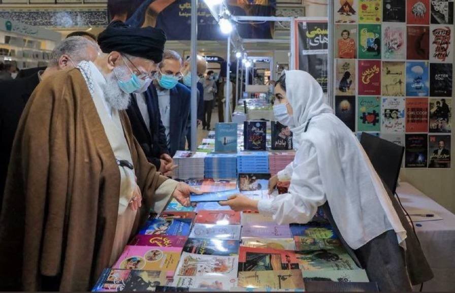 عکس «پربازدید» از گفت و گوی رهبر انقلاب در نمایشگاه کتاب عکس «پربازدید» از گفت و گوی رهبر انقلاب در نمایشگاه کتاب