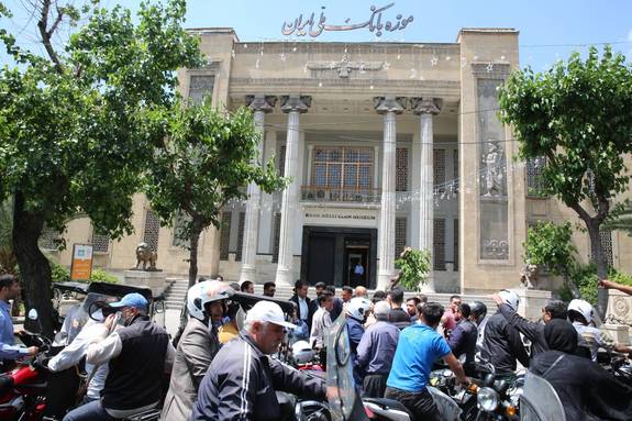 اهدای کلاه کاسکت به موتورسواران توسط بانک ملی ایران اهدای کلاه کاسکت به موتورسواران توسط بانک ملی ایران