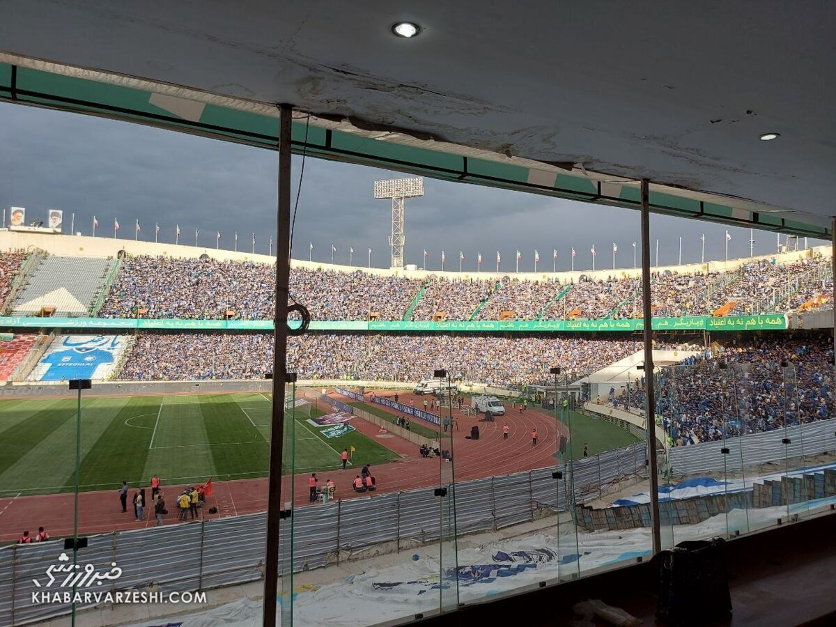 (عکس) درگیری هواداران استقلال و پرسپولیس روی سکو‌ها