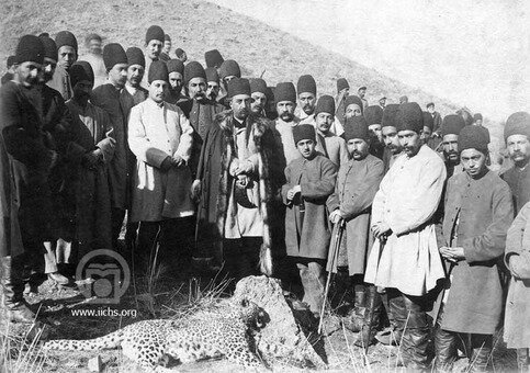 عکسی از مظفرالدین شاه وقتی پلنگ شکار میکرد عکسی از مظفرالدین شاه وقتی پلنگ شکار میکرد