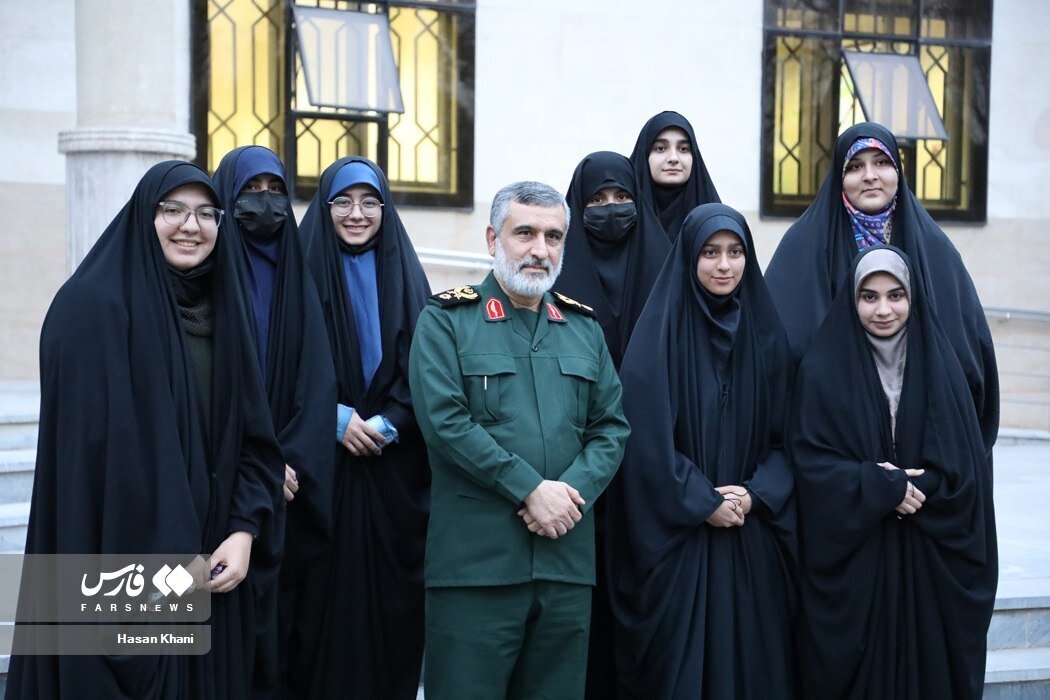 تفکیک جنسیتی بسیج دانشجویی برای گرفتن عکس یادگاری با سردار سپاه + تصاویر تفکیک جنسیتی بسیج دانشجویی برای گرفتن عکس یادگاری با سردار سپاه + تصاویر