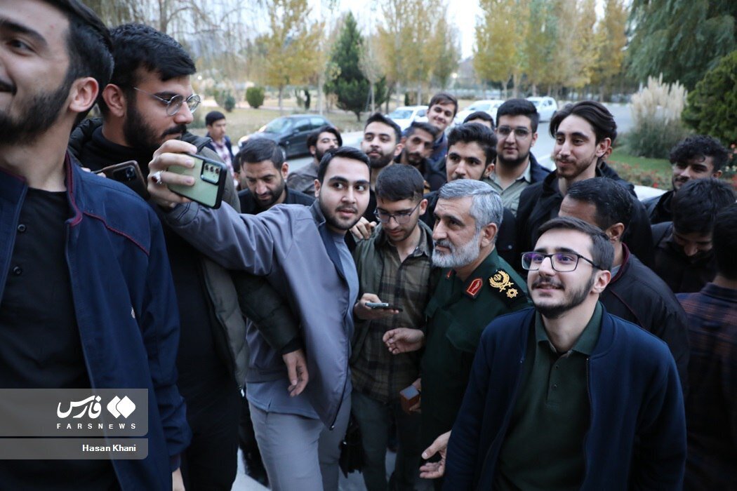 تفکیک جنسیتی بسیج دانشجویی برای گرفتن عکس یادگاری با سردار سپاه + تصاویر تفکیک جنسیتی بسیج دانشجویی برای گرفتن عکس یادگاری با سردار سپاه + تصاویر