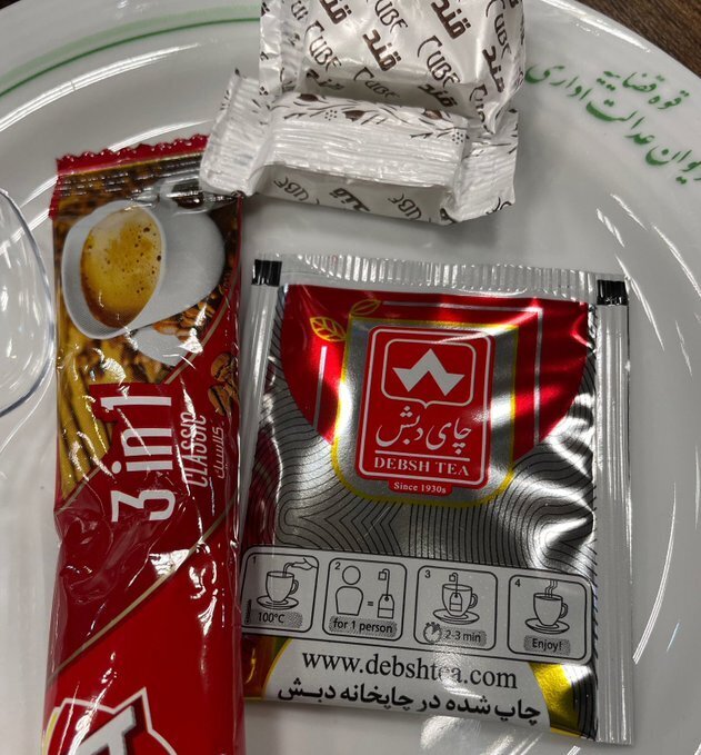 پذیرایی از خبرنگاران با چای دبش در نشست مقام قضایی+ عکس پذیرایی از خبرنگاران با چای دبش در نشست مقام قضایی+ عکس