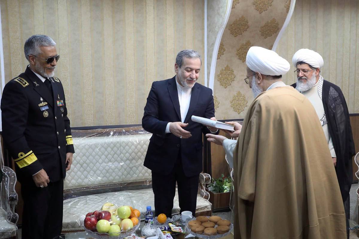 اهدای نشان ارتش جمهوری اسلامی ایران به عراقچی وزیر امور خارجه اهدای نشان ارتش جمهوری اسلامی ایران به عراقچی وزیر امور خارجه