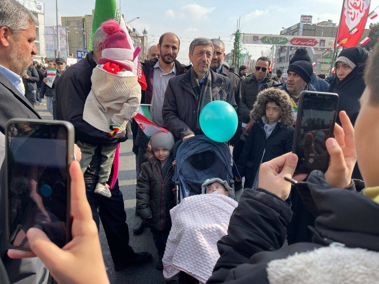 حضور خانوادگی پرویز فتاح در راهپیمایی ۲۲ بهمن حضور خانوادگی پرویز فتاح در راهپیمایی ۲۲ بهمن