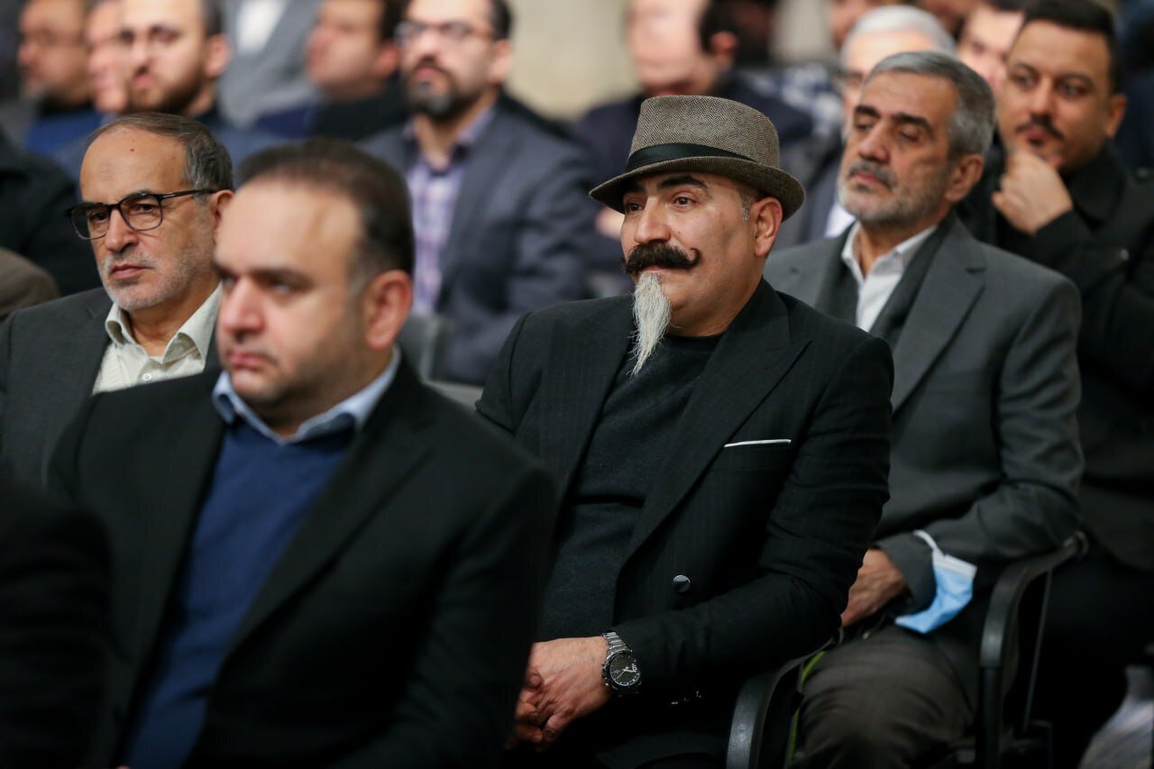 فعال اقتصادی با چهره ای عجیب در مراسم دیدار با رهبر انقلاب فعال اقتصادی با چهره ای عجیب در مراسم دیدار با رهبر انقلاب
