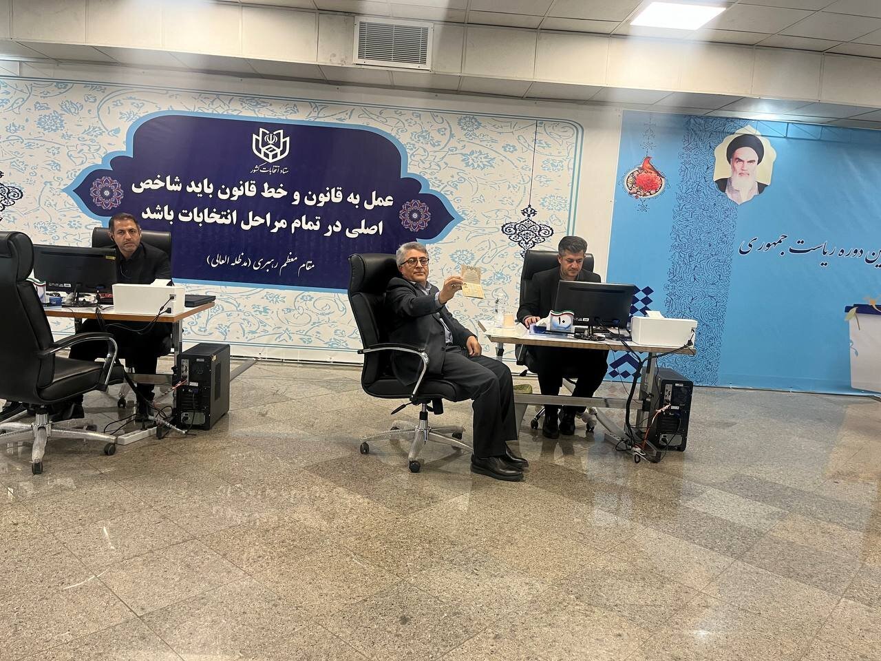 نمایندههای سابق مجلس گوی ریاست جمهوری را از یکدیگر ربودند! نمایندههای سابق مجلس گوی ریاست جمهوری را از یکدیگر ربودند!