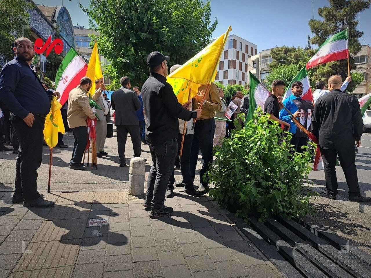 محمدباقر متفاوت از بقیه کاندیداها با تمام همراهان وارد شد! محمدباقر متفاوت از بقیه کاندیداها با تمام همراهان وارد شد!