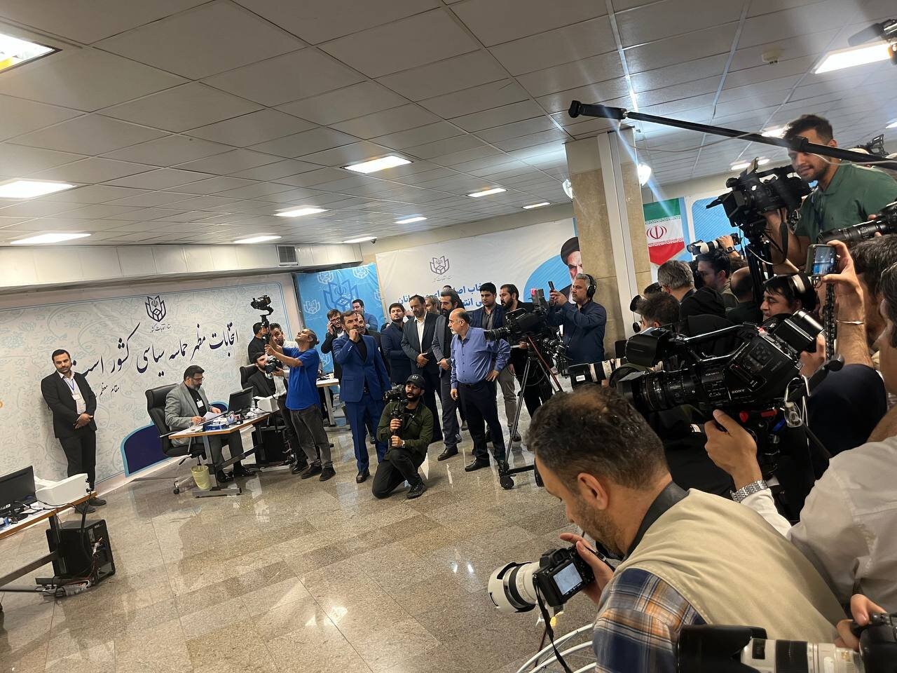 محمدباقر متفاوت از بقیه کاندیداها با تمام همراهان وارد شد! محمدباقر متفاوت از بقیه کاندیداها با تمام همراهان وارد شد!