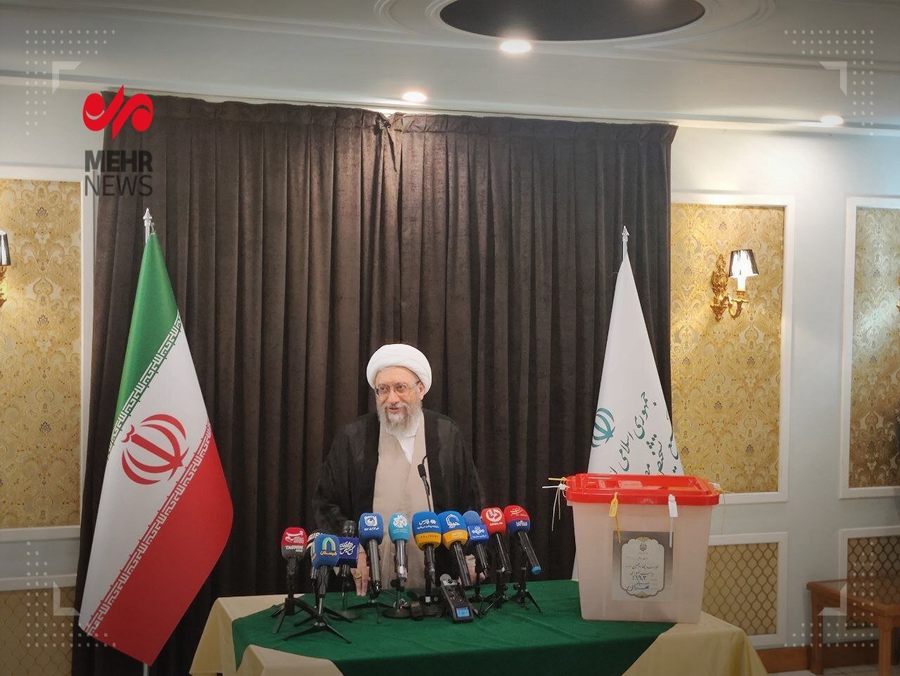 واعظی با همسرش به جماران رفت واعظی با همسرش به جماران رفت