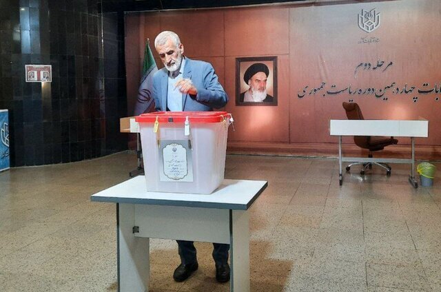 واعظی با همسرش به جماران رفت واعظی با همسرش به جماران رفت