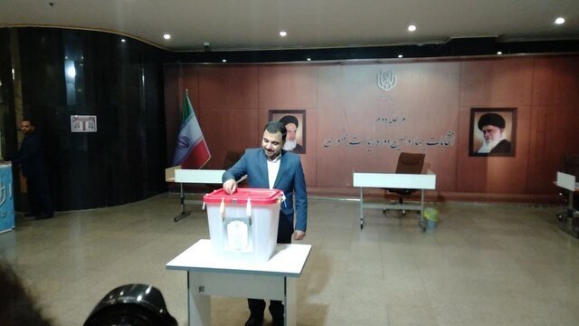 واعظی با همسرش به جماران رفت واعظی با همسرش به جماران رفت