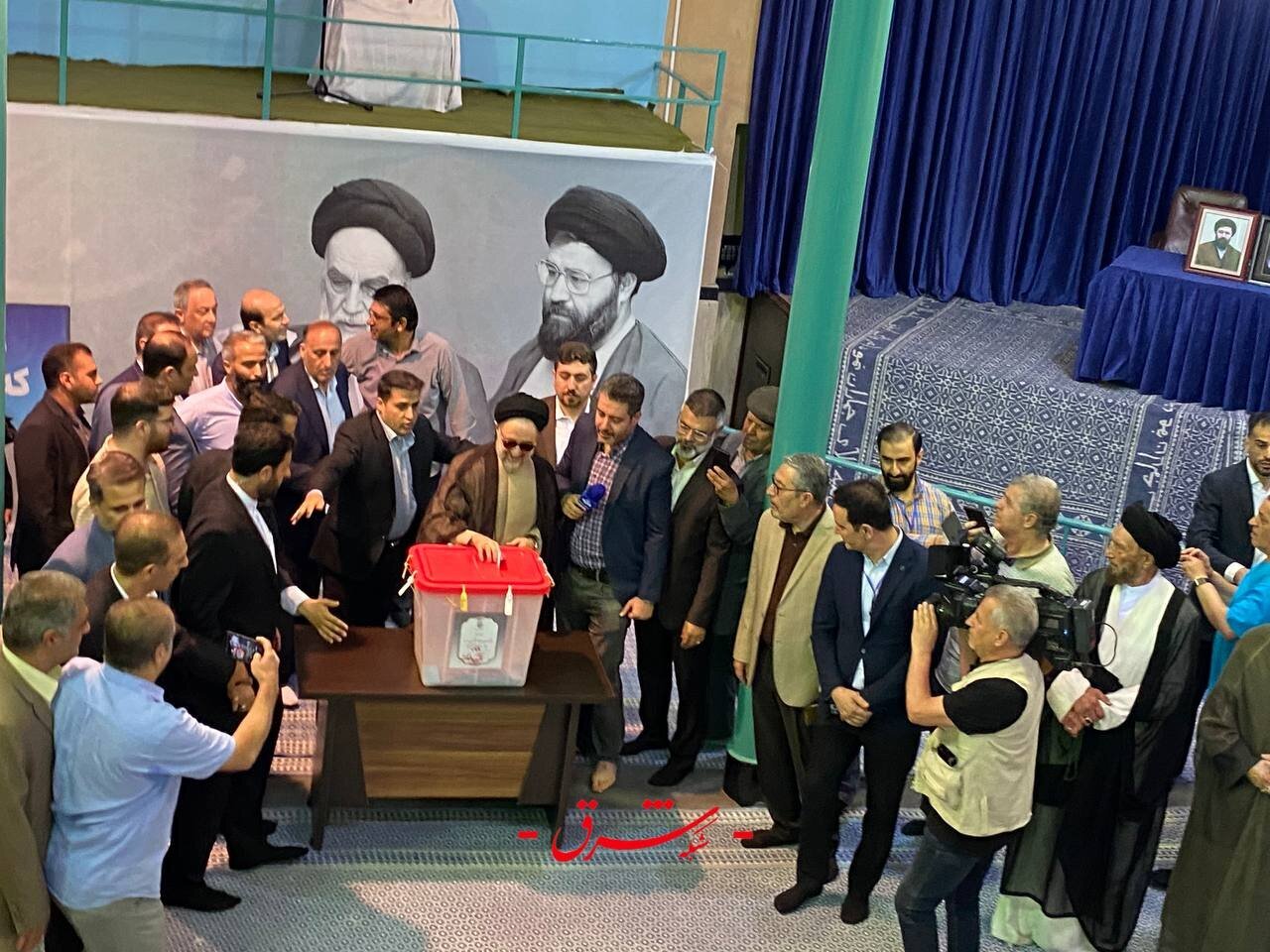 علی لاریجانی در روستای لوت بخش لاریجان رأی خود را به صندوق انداخت علی لاریجانی در روستای لوت بخش لاریجان رأی خود را به صندوق انداخت