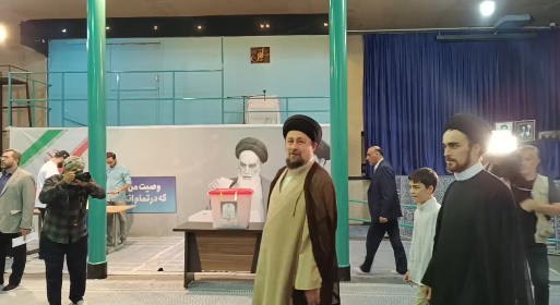رأی دادن سید محمد خاتمی در مرحله دوم در حسینیه جماران رأی دادن سید محمد خاتمی در مرحله دوم در حسینیه جماران