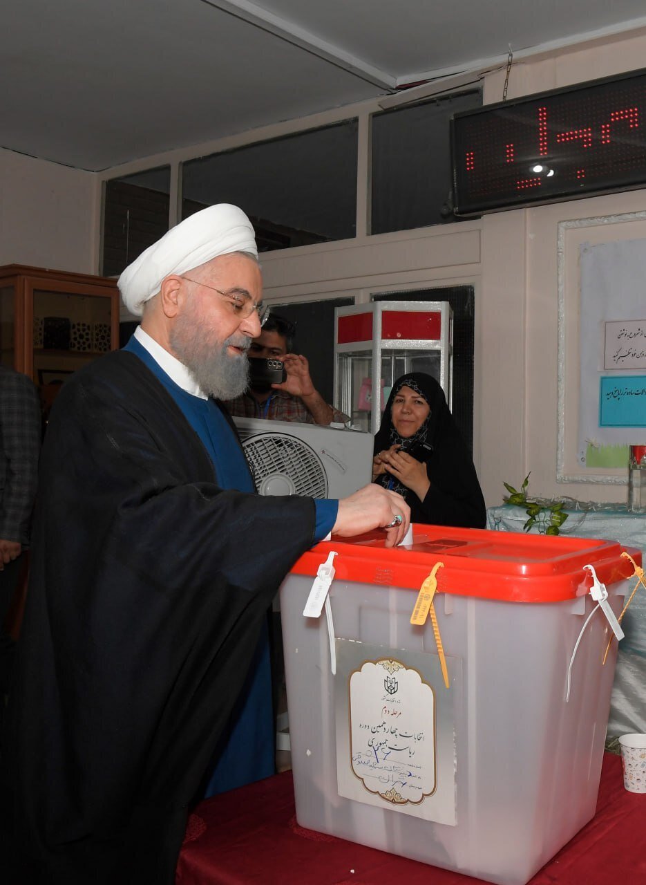 رأی دادن سید محمد خاتمی در مرحله دوم در حسینیه جماران رأی دادن سید محمد خاتمی در مرحله دوم در حسینیه جماران