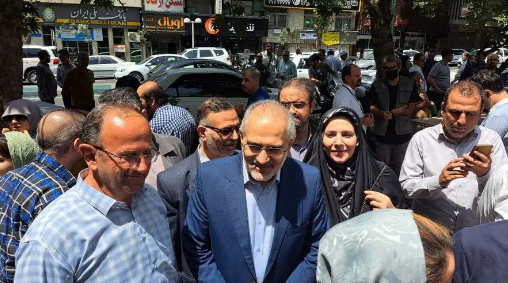 حسن روحانی رأی خود را به صندوق انداخت حسن روحانی رأی خود را به صندوق انداخت