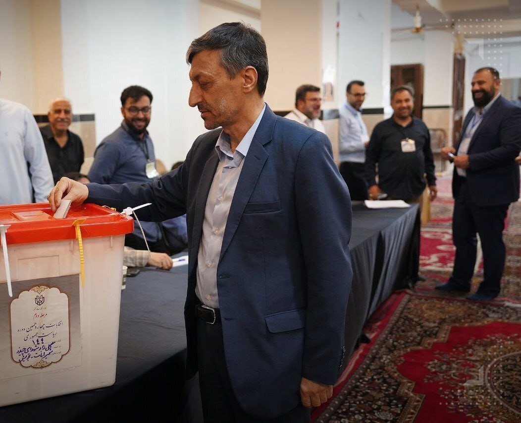 حسن روحانی رأی خود را به صندوق انداخت حسن روحانی رأی خود را به صندوق انداخت