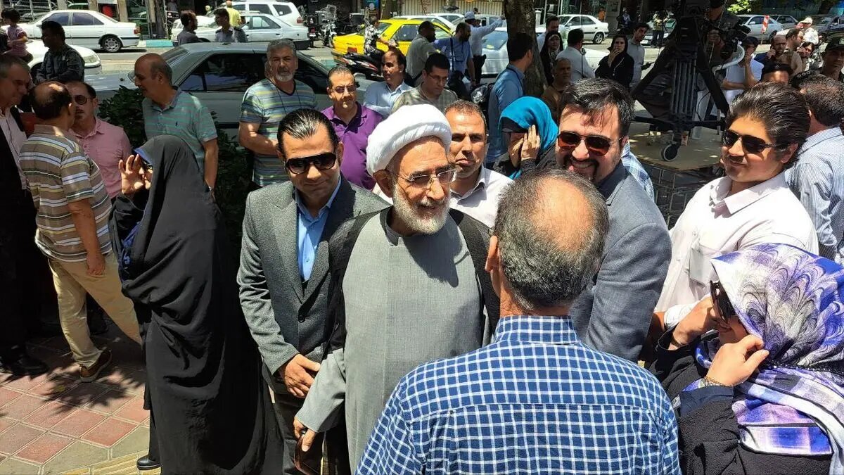 حسن روحانی رأی خود را به صندوق انداخت حسن روحانی رأی خود را به صندوق انداخت