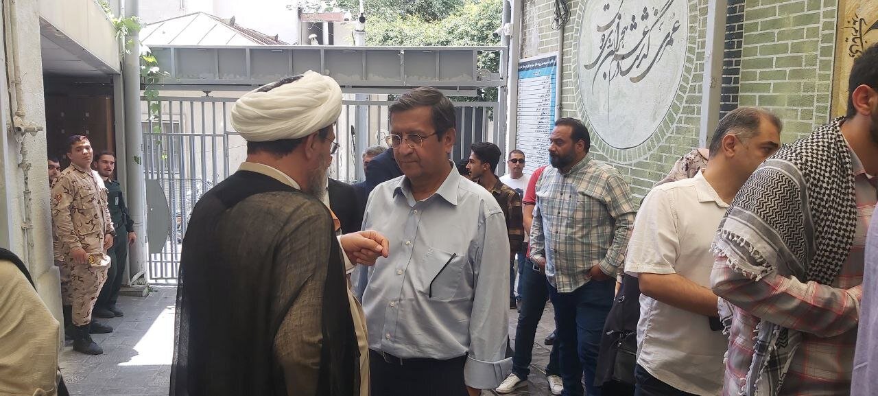 حسن روحانی رأی خود را به صندوق انداخت حسن روحانی رأی خود را به صندوق انداخت