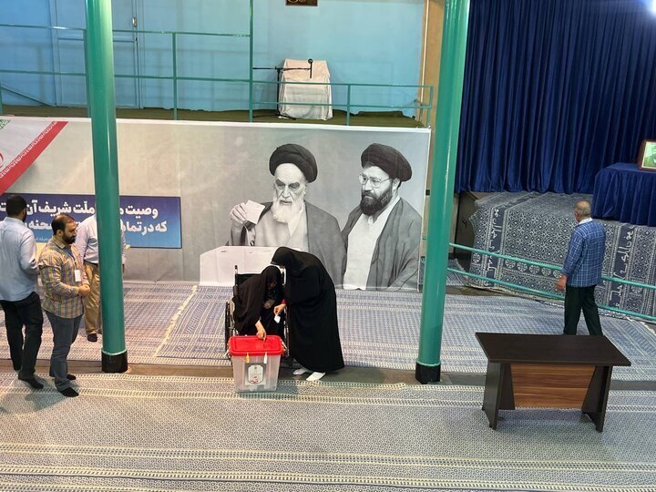 حسن روحانی رأی خود را به صندوق انداخت حسن روحانی رأی خود را به صندوق انداخت
