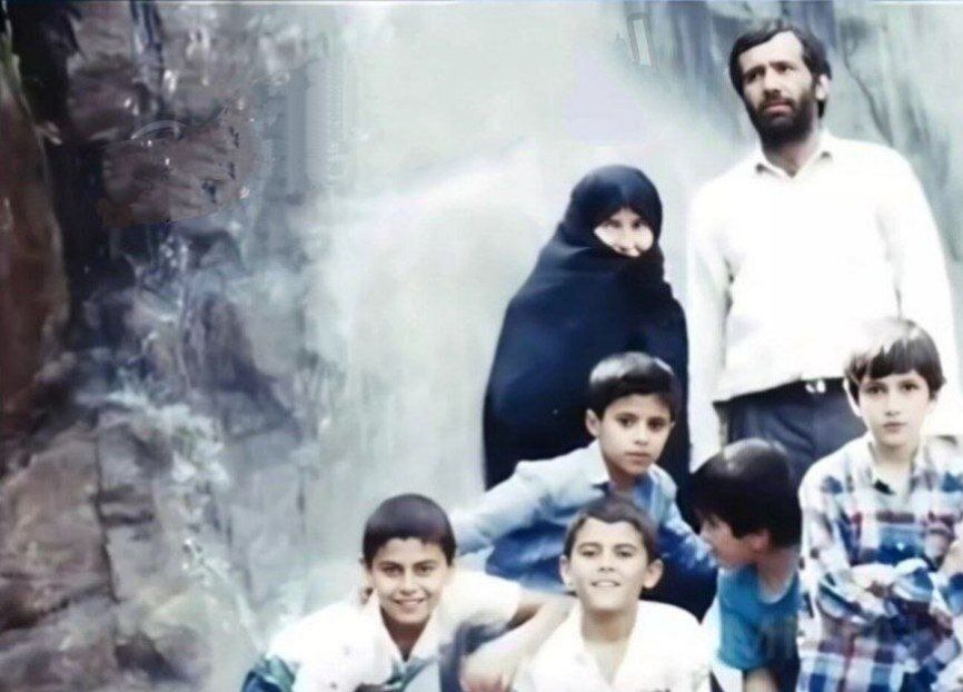 پزشکیان در کنار خانواده و همسر مرحومش پزشکیان در کنار خانواده و همسر مرحومش