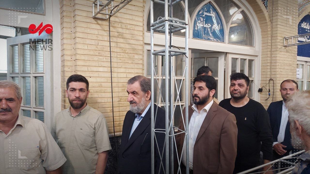 عکسی از برادر رهبر انقلاب در پای صندوق رأی عکسی از برادر رهبر انقلاب در پای صندوق رأی