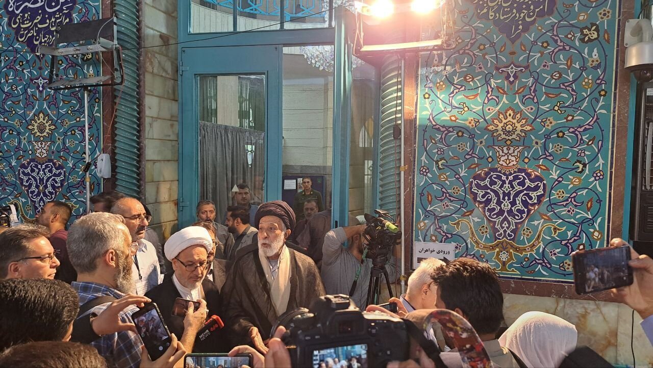 عکسی از برادر رهبر انقلاب در پای صندوق رأی عکسی از برادر رهبر انقلاب در پای صندوق رأی