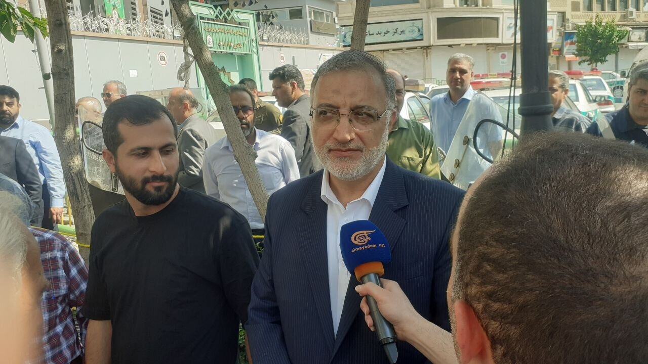 عکسی از برادر رهبر انقلاب در پای صندوق رأی عکسی از برادر رهبر انقلاب در پای صندوق رأی